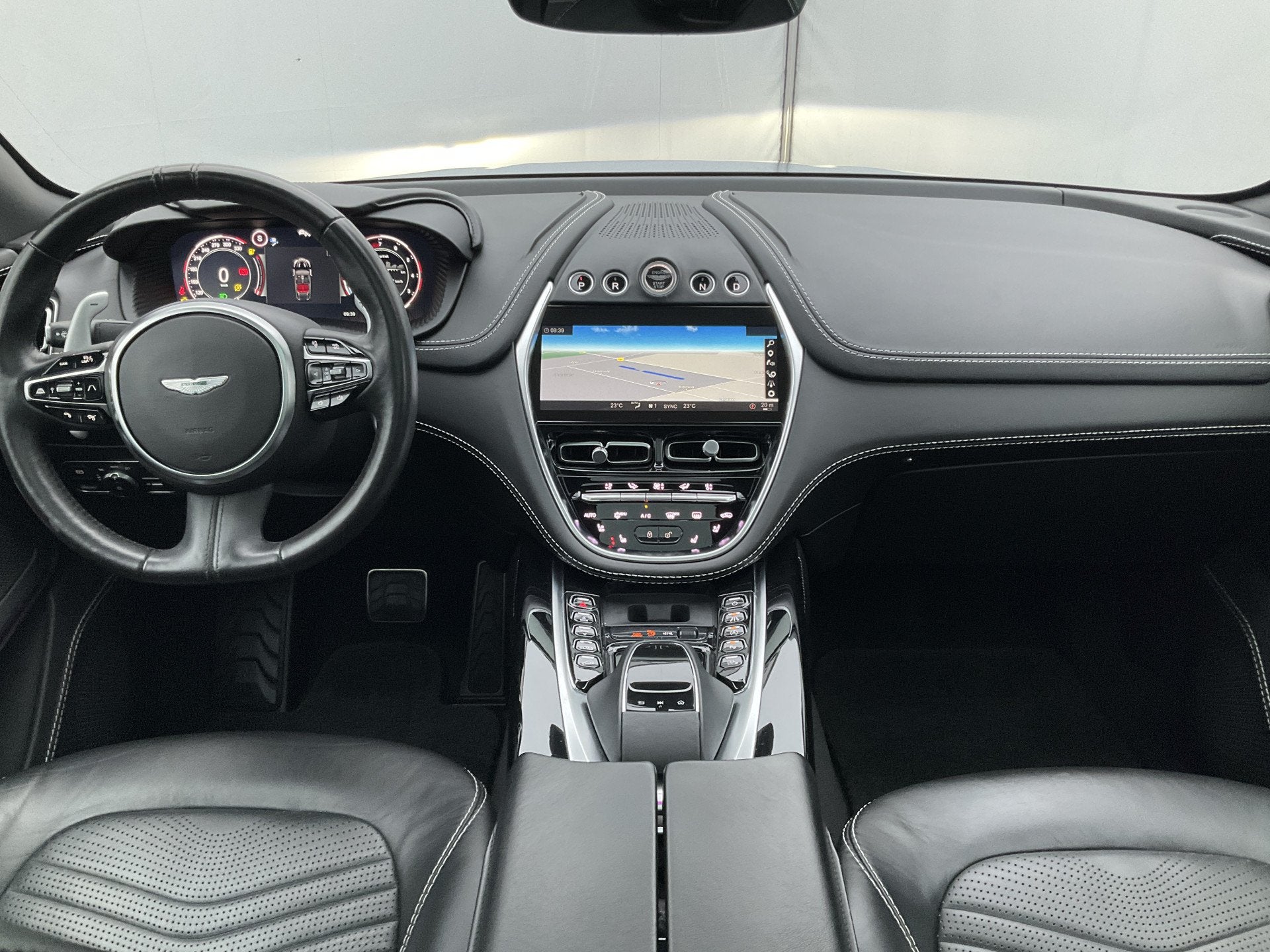 Foto 38 van Aston Martin Dbx 4.0 V8 360 Memory Stoelverw/koeling Sfeer
