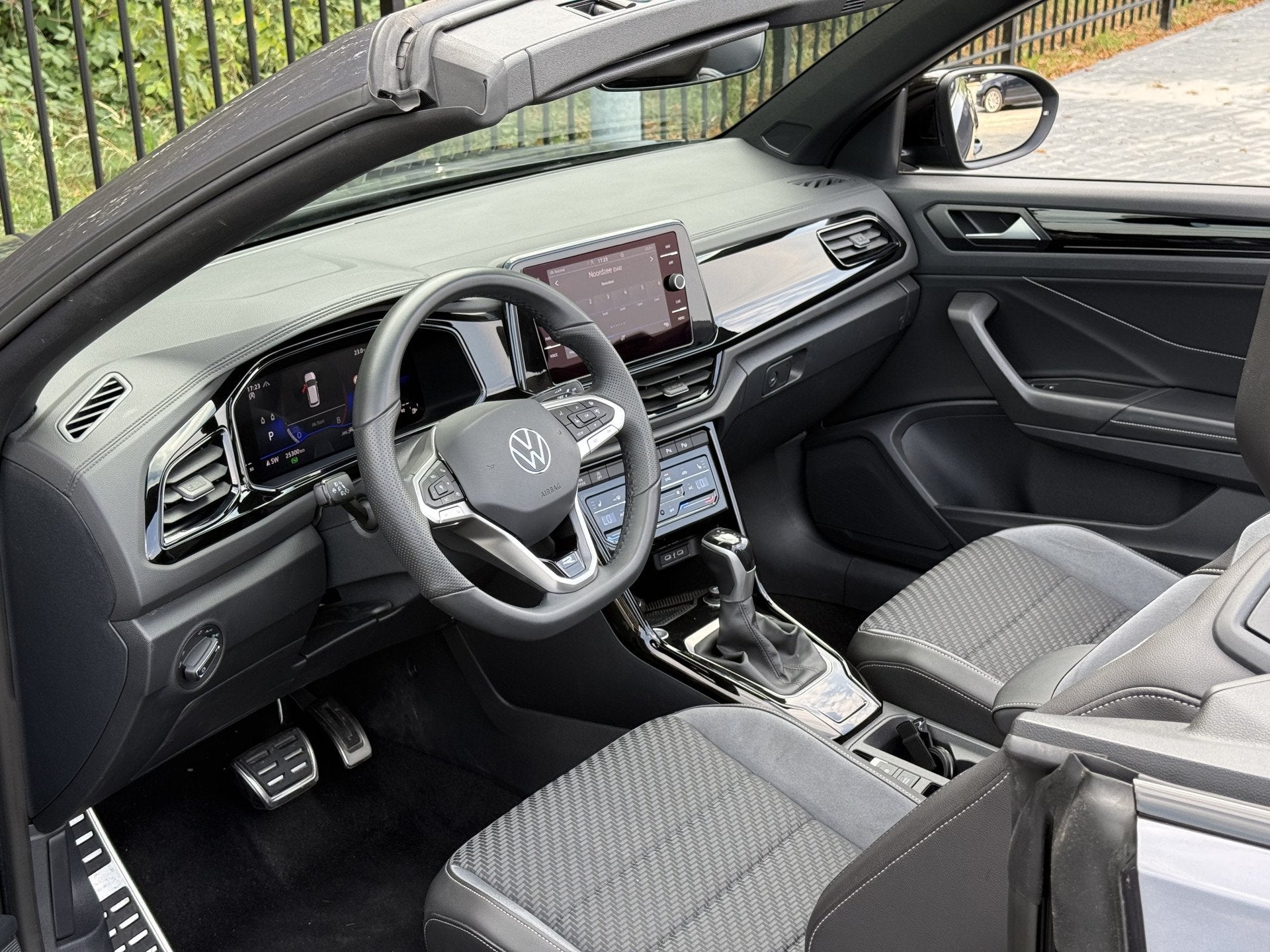 Volkswagen T-Roc Cabrio 1.5 TSI R-Line Black Style | 19"| Ke, Auto's, Volkswagen, 12 maanden, 4 cilinders, Alcantara, 1446 kg