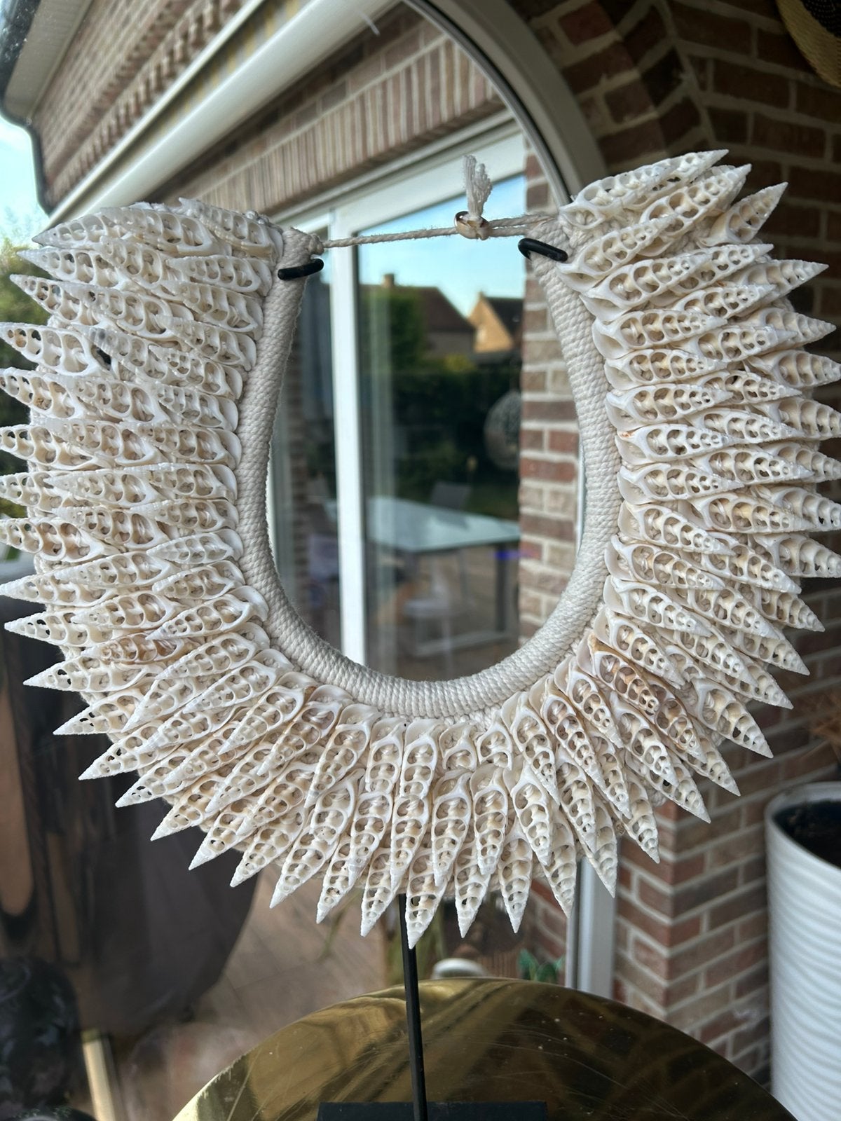 Verschilde decoratieve schelpenringen op standaard, Huis en Inrichting, Beige, Boho, Ophalen of Verzenden, Zo goed als nieuw