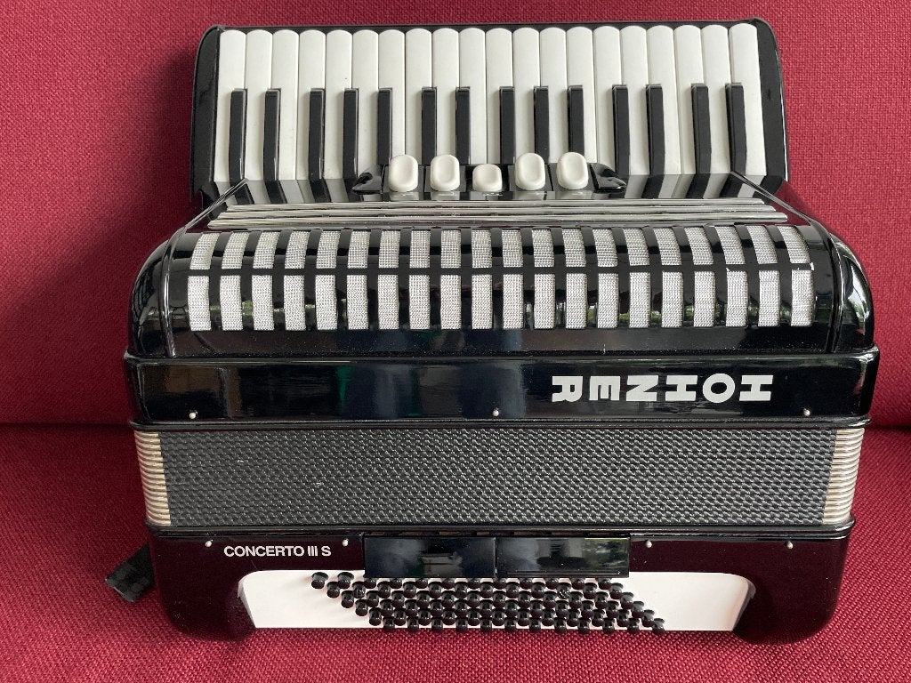 Duitse Hohner Concerto III S accordeon . 72 bas .Z.g.a.n., 72-bas, Met koffer, Zo goed als nieuw, Hohner