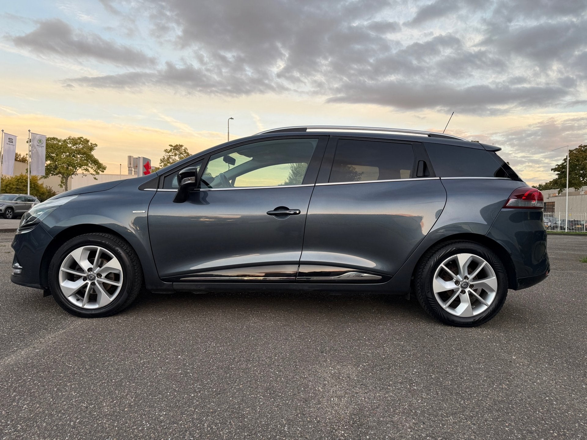 Renault Clio Estate 0.9 TCe Limited I Navi I Cruise control, Auto's, Voorwielaandrijving, 898 cc, Gebruikt, 580 kg
