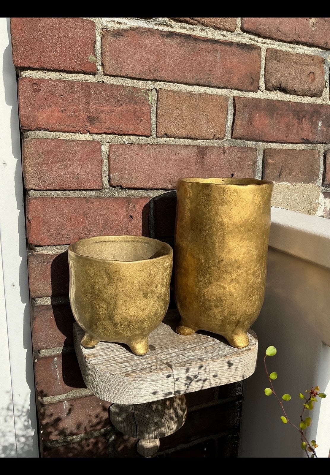 2 Bloempotten zijn donker goud / bronzen kleur met 3 pootjes, Tuin en Terras, Bloempotten, Rond, Binnen, Ophalen of Verzenden