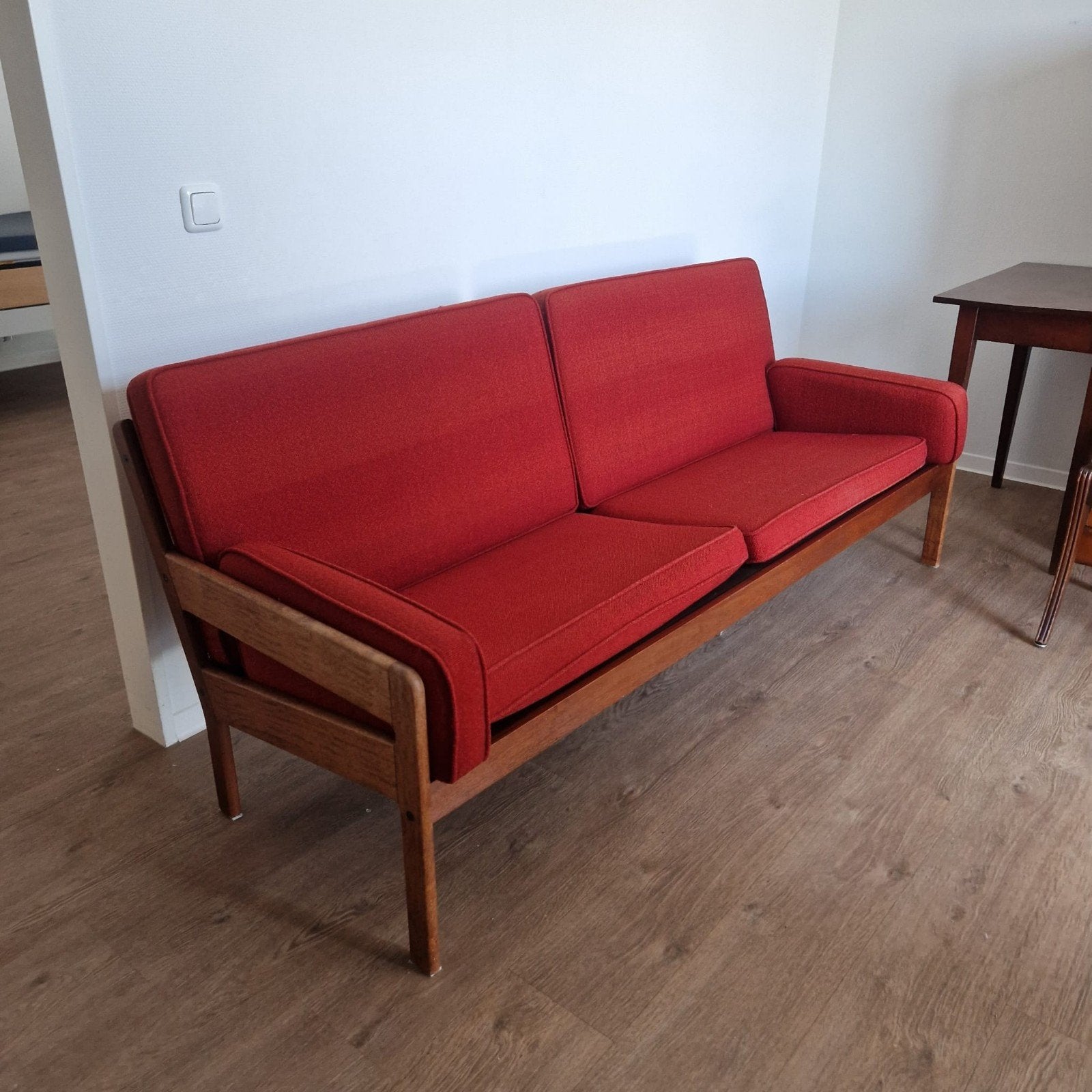 Deense design bank - Teak met rode bekleding, Ophalen of Verzenden