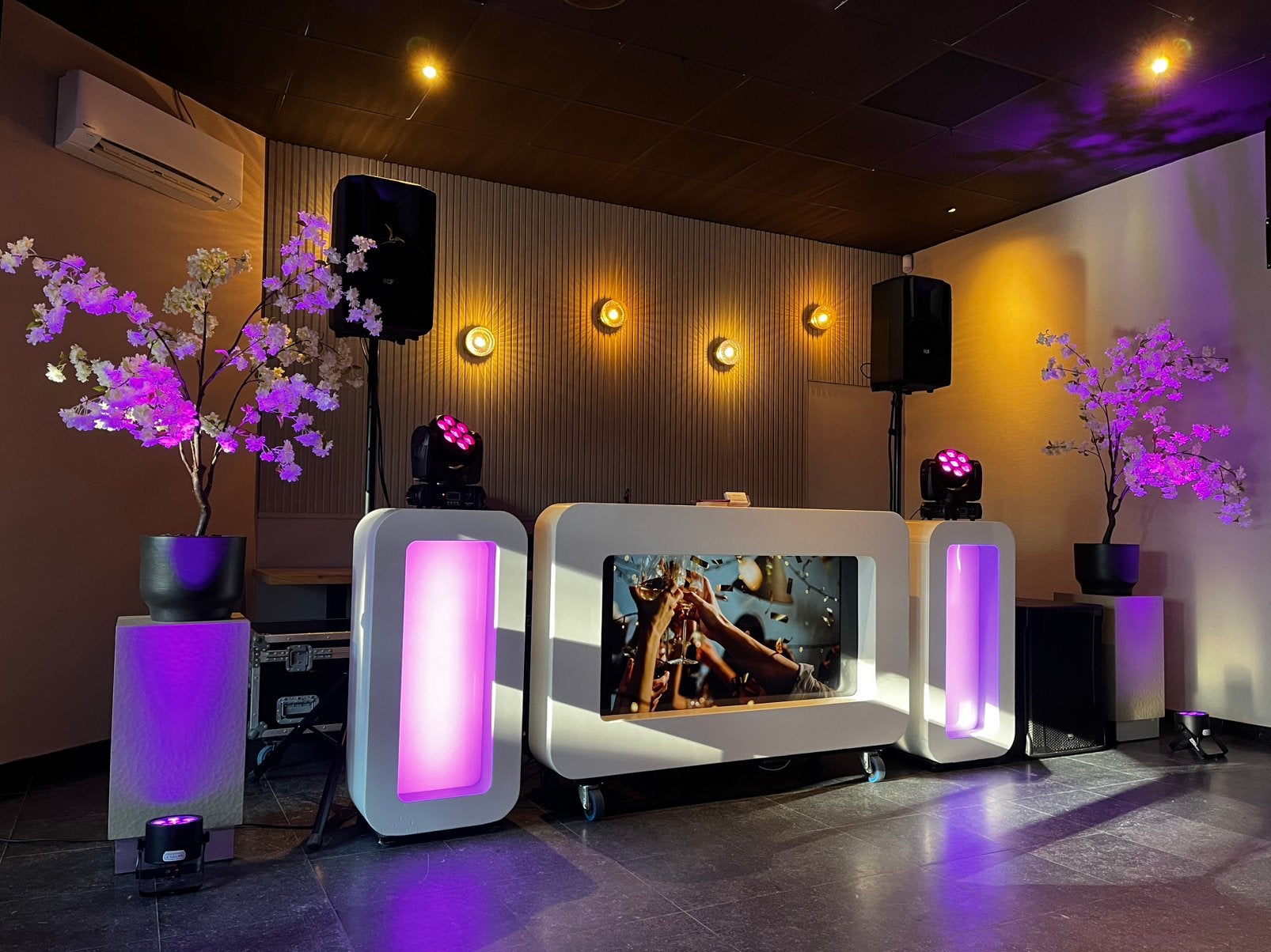 Bedrijfsfeest of bruiloft? Huur een DJ met disco materiaal !, Dj