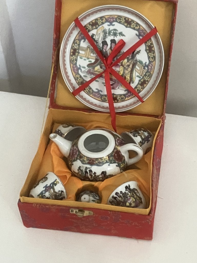 Vintage miniatuur Chinees theeservies in een geschenkdoos., Huis en Inrichting, Ophalen of Verzenden, Zo goed als nieuw, Overige stijlen