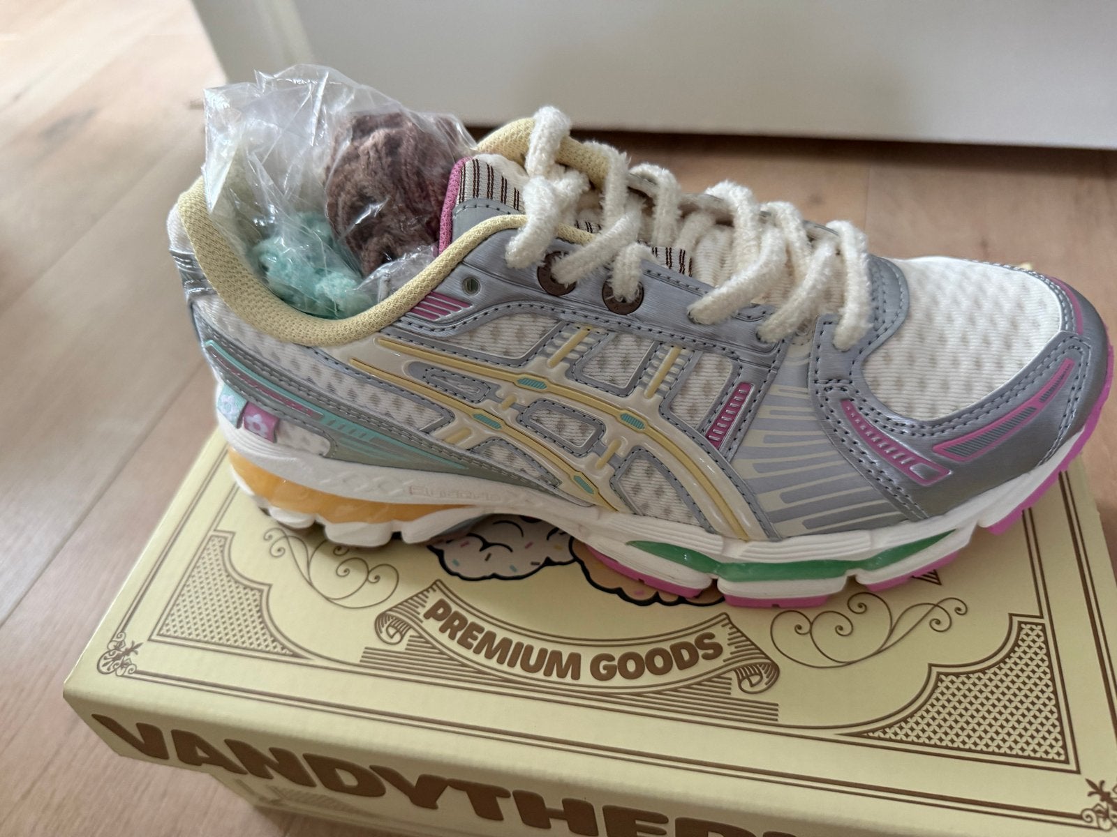 ASICS Gel-Kayano 12.1 VandyThePink - Niew in doos, Kleding | Dames, Ophalen of Verzenden, Zo goed als nieuw, Wit, Sneakers of Gympen