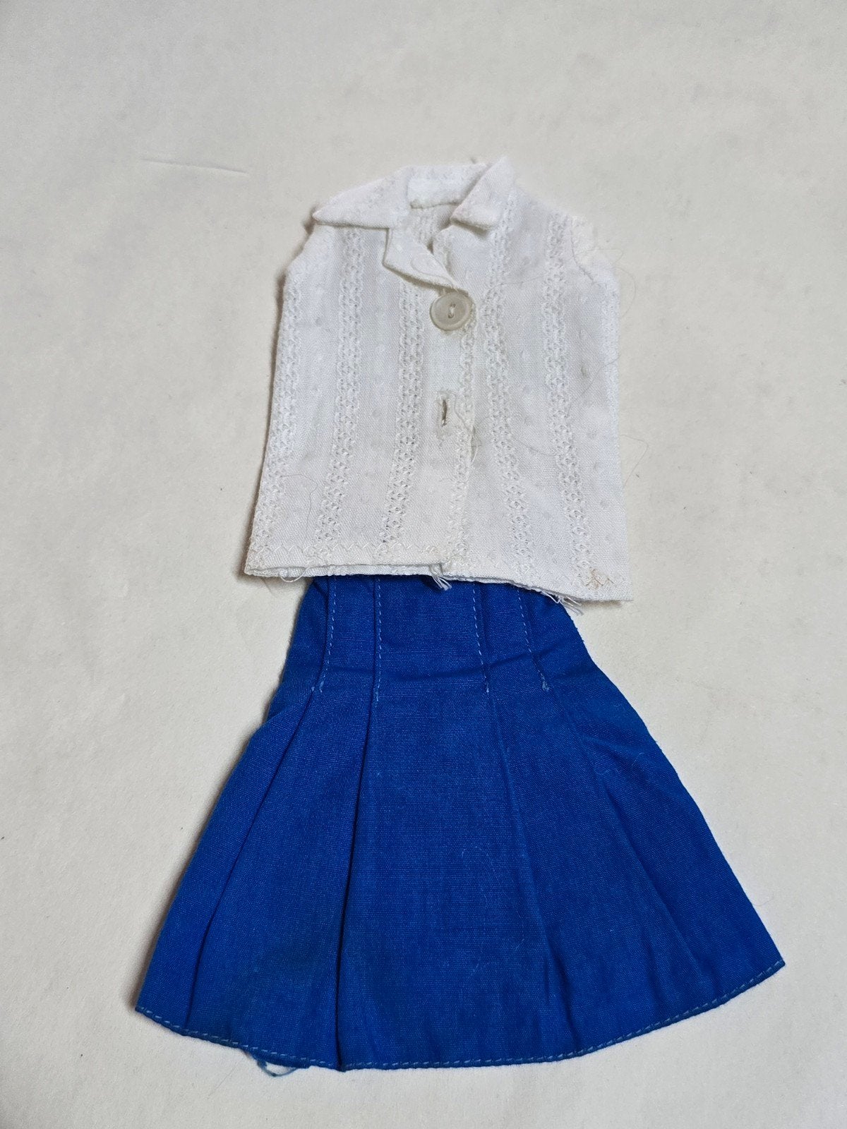 Vintage Barbie Kleding: Witte Top & Blauwe Rok, Barbie, Gebruikt, Service.europe@mattel.com, Ophalen of Verzenden