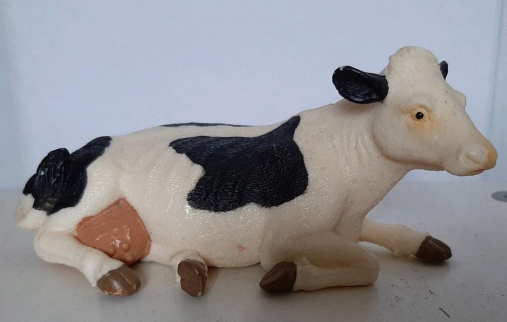 Bullyland liggende koe, Ophalen of Verzenden, Zo goed als nieuw, Boerderijdier, Beeldje of Figuurtje