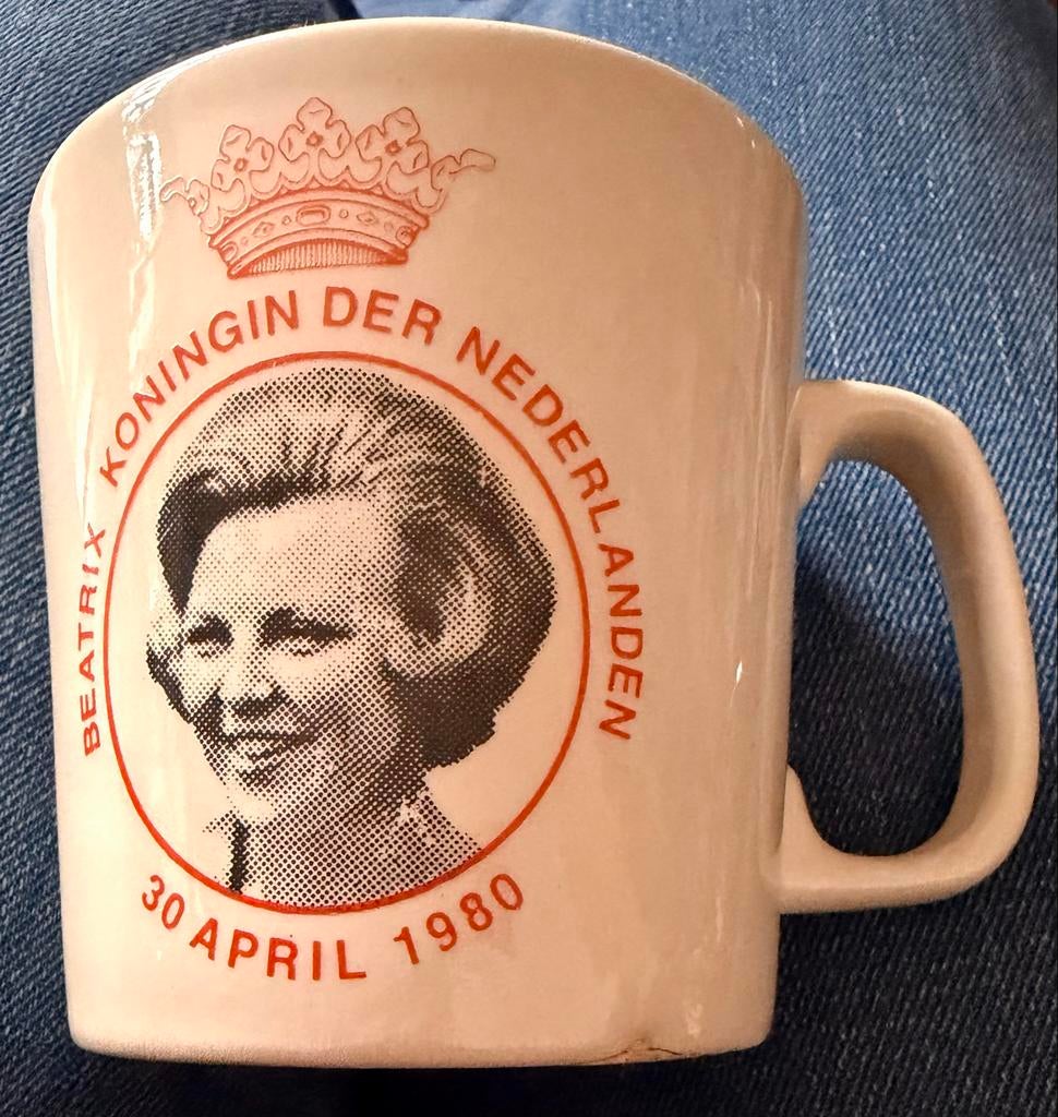 Beatrix Koningin der Nederlanden Mok 30 April 1980, Ophalen of Verzenden, Gebruikt, Nederland, Servies