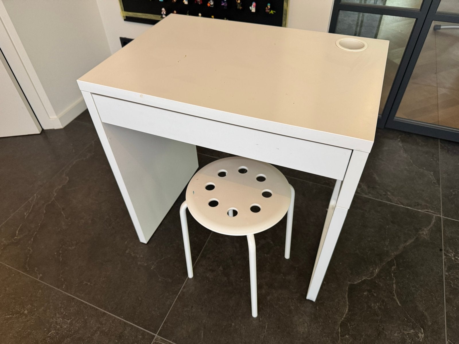 IKEA Micke bureau wit met lade en kabelgoot, Huis en Inrichting, Bureaus, Gebruikt, Computerbureau, IKEA, Modern, Spaanplaat of MDF