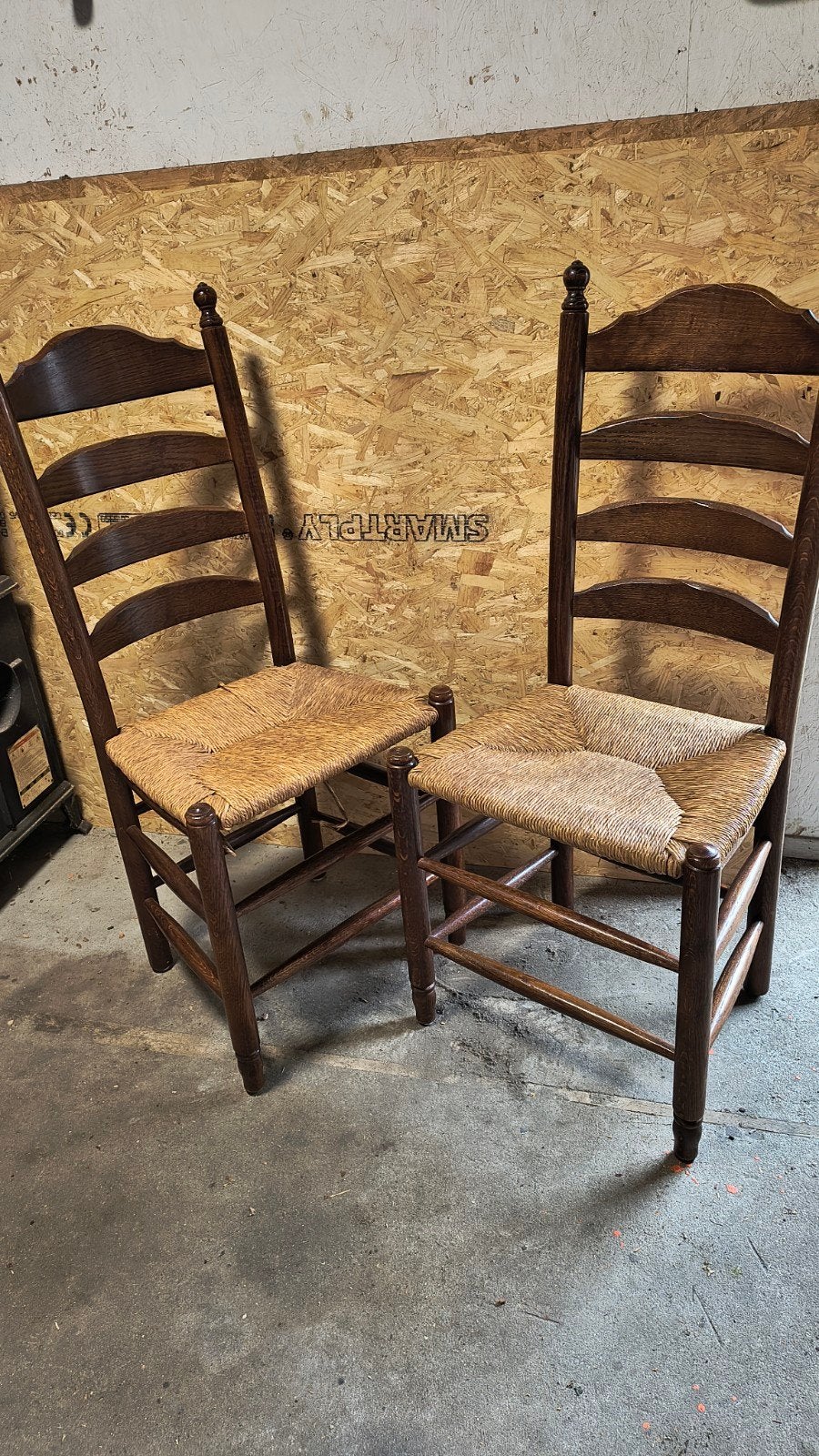 Twee klassieke eettafel stoelen, Ophalen