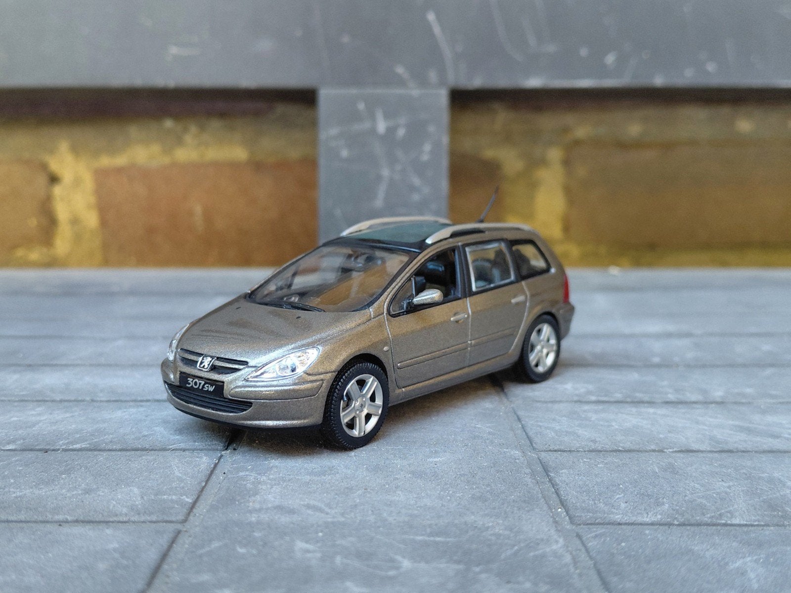 Peugeot 307sw phase 1 2002-2005 Gris Dolomites 1/43 Norev, Ophalen of Verzenden, Zo goed als nieuw, Auto, Norev
