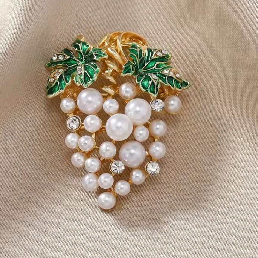 Nieuwe Broche Druiventros met Parels en Strass, Sieraden, Tassen en Uiterlijk, Overige materialen, 4 tot 7 cm, Met parel, Nieuw