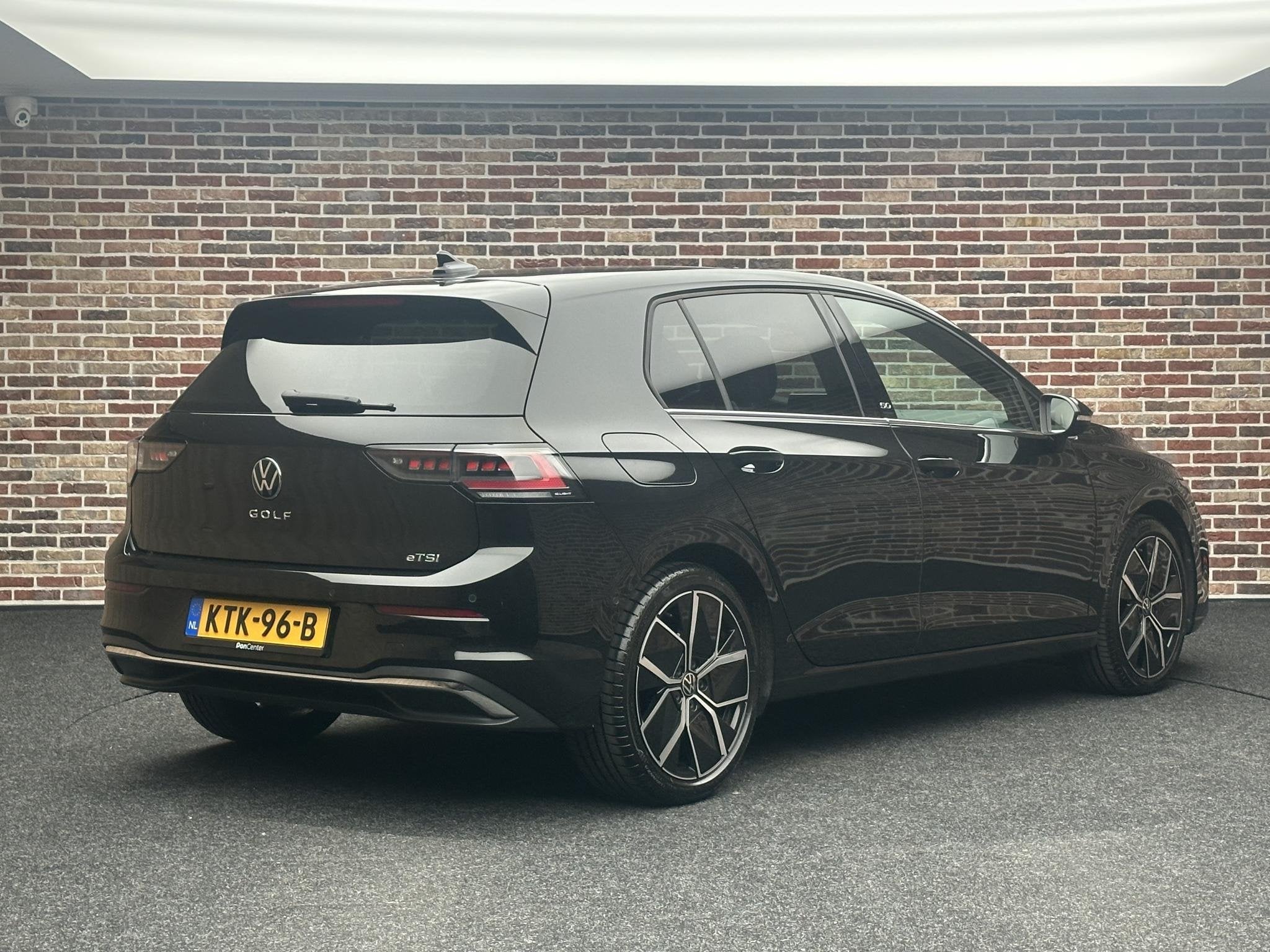 Volkswagen Golf 1.5 eTSI R-Line Edition 50 Jahre| Pano| Head, Dealer onderhouden, 4 cilinders, 150 pk, Zwart