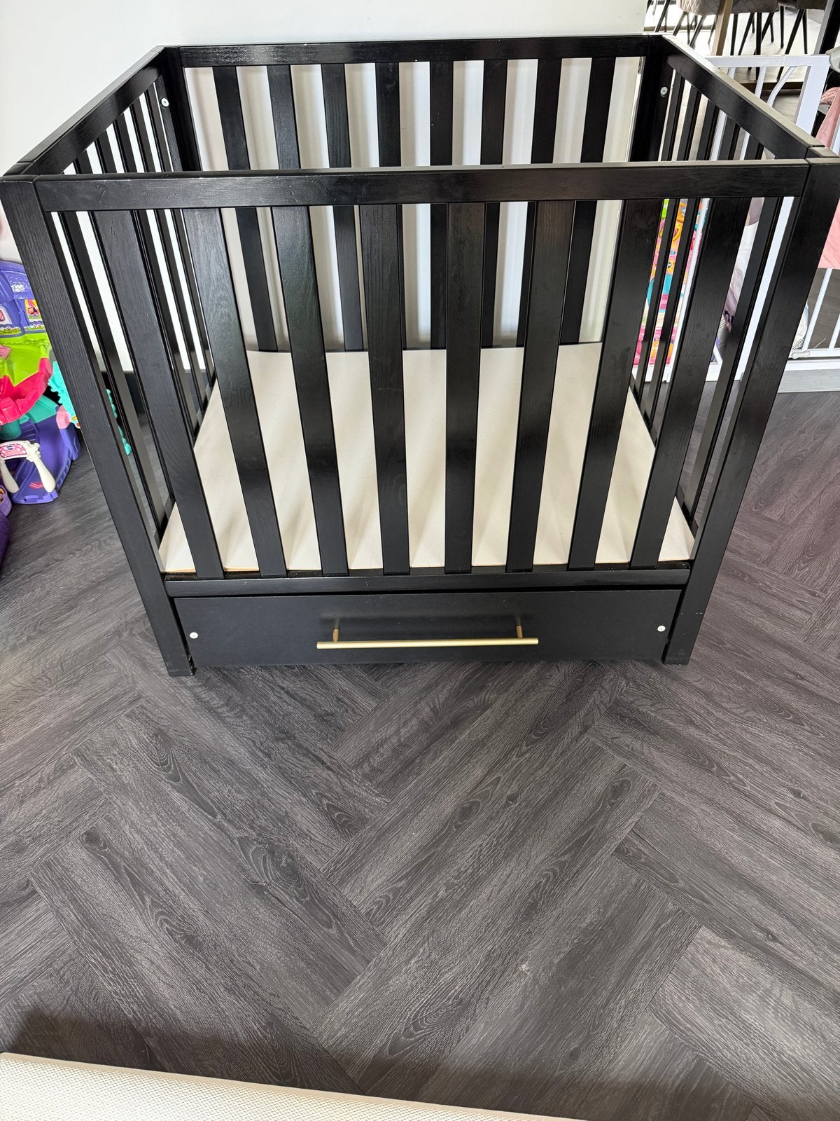 Zwarte baby box met lade, Kinderen en Baby's, Boxen, Ophalen of Verzenden, Zo goed als nieuw, Rechthoekig, In hoogte verstelbaar