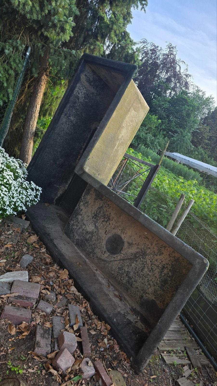 GRATIS: zeer grote vijverbak in L-vorm, ca. 2 x 3 m., Tuin en Terras, Vijvers, Ophalen of Verzenden