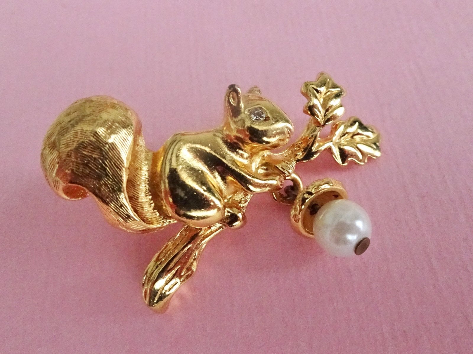 jwg Vintage 70s 80s eekhoorn pin broche parel wit goud klr, Verzenden, Overige materialen, Broche, Verguld