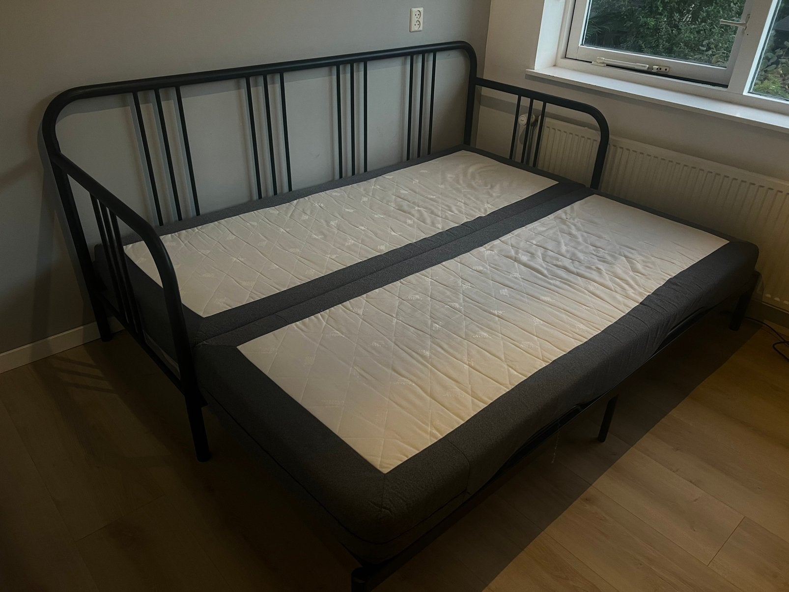 IKEA FYRESDAL bed + 2 gratis matrassen, Ophalen, Zo goed als nieuw, Tweepersoons