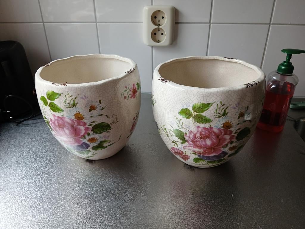 Twee brocante  bloempotten, Rond, Ophalen of Verzenden, Aardewerk, Minder dan 40 cm