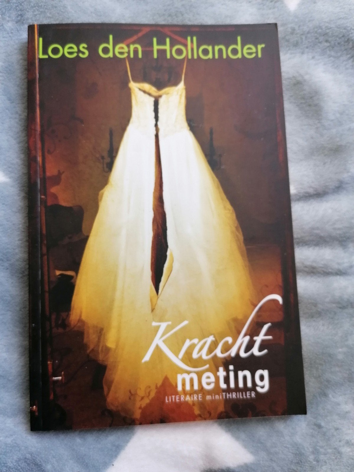Loes den Hollander - Krachtmeting (Literaire minithriller), Ophalen of Verzenden, Gelezen, Loes den Hollander, Nederland