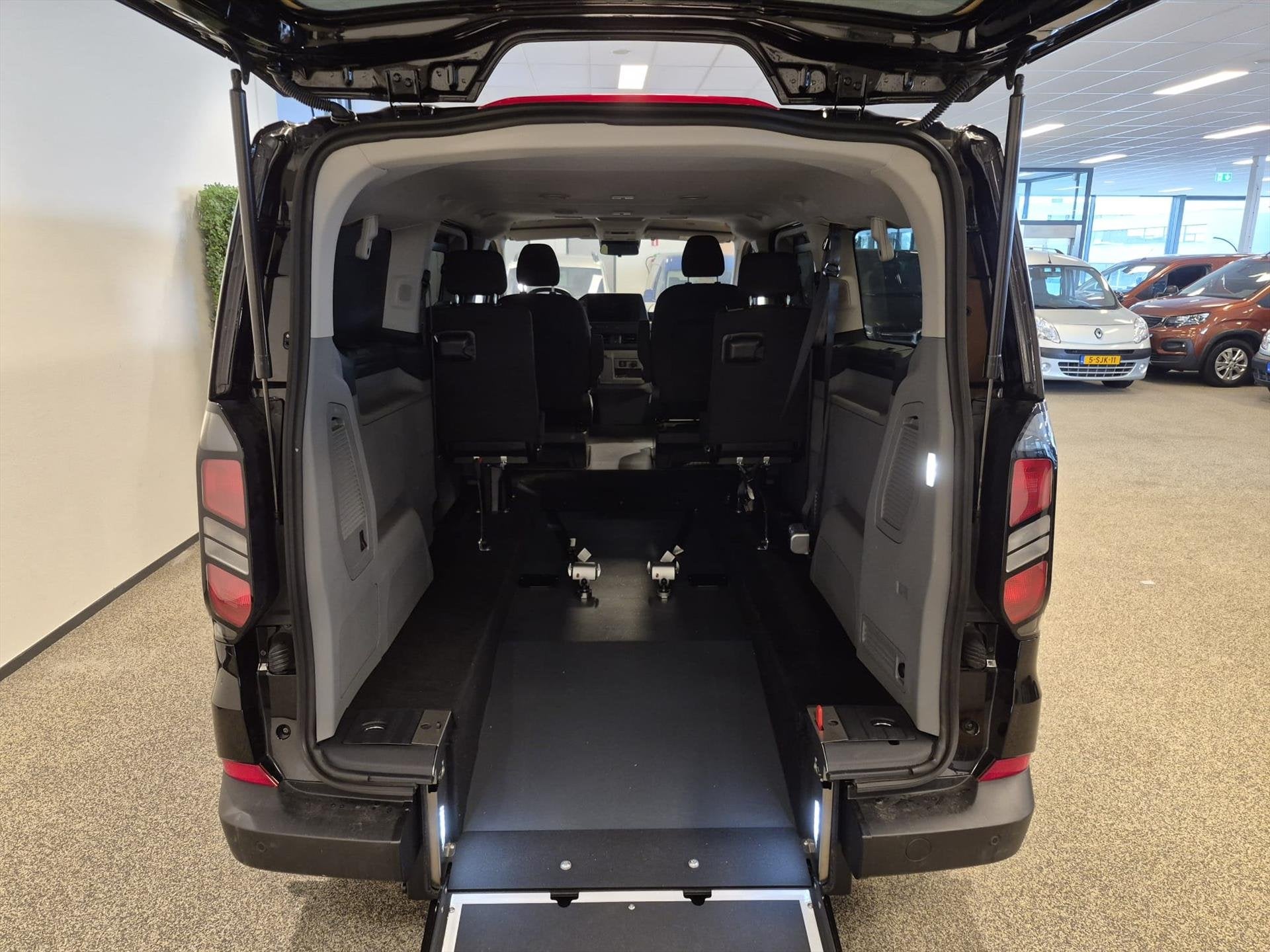 Ford Tourneo Custom L2H1 Rolstoelbus Bodemverlaging XXL-ombo, Auto's, 12 maanden, Gebruikt, Overige carrosserieën, Bedrijf