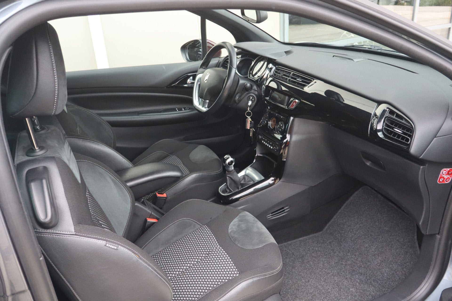 Citroën DS3 1.6 So Chic - NL- Auto! Trekhaak I Climate I Pa, Voorwielaandrijving, Euro 5, 4 cilinders, Leder en Stof