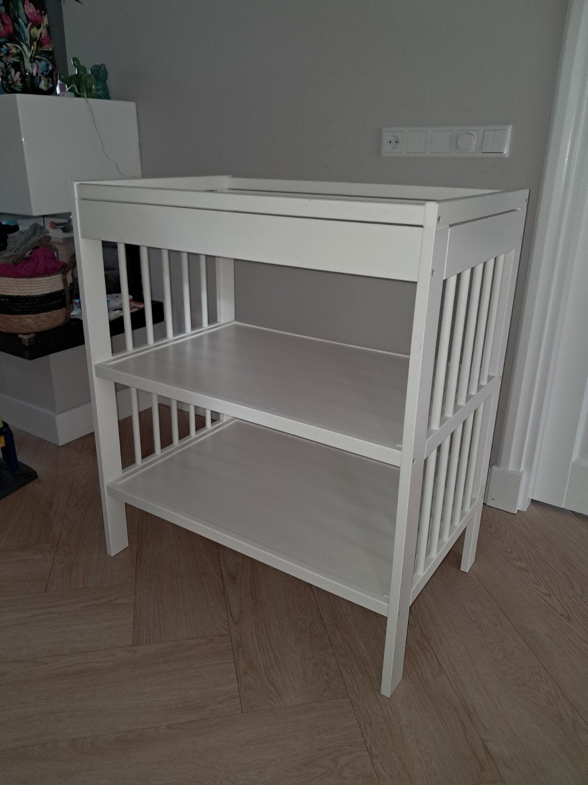 Witte commode met twee opbergplanken, Overige typen, Zo goed als nieuw, Standaard, Ophalen