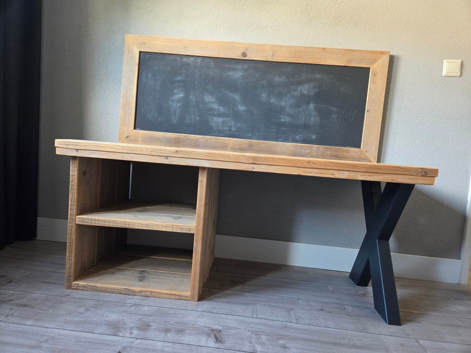 Steigerhouten bureau/speeltafel met schoolbord en opbergruim, Ophalen, Opbergruimte, Gebruikt, Hout