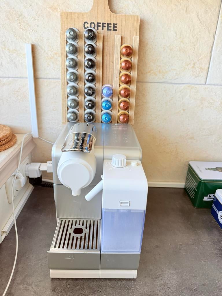 Nespresso Lattissima One koffiemachine met melkopschuimer, Koffiemachine, Ophalen of Verzenden, Zo goed als nieuw, 2 tot 4 kopjes
