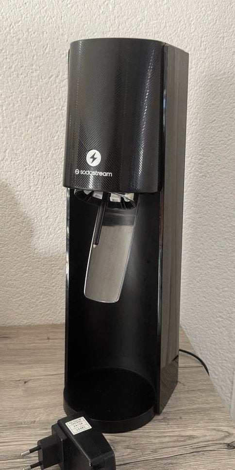 Sodastream apparaat met 5 flessen en frisdrankconcentraten, Ophalen, Zo goed als nieuw, Zwart