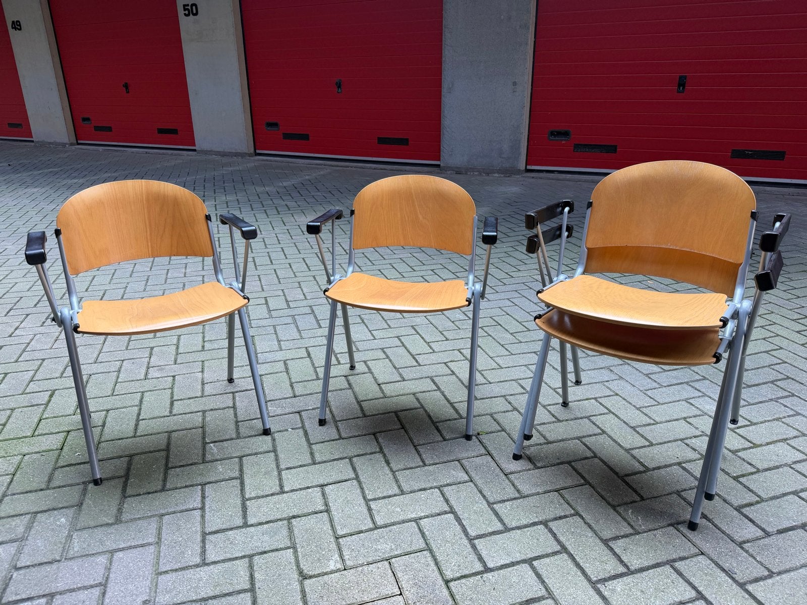 Gratis: 4 degelijke stapelbare stoelen met armleuningen, Ophalen, Gebruikt, Overige kleuren, Vier