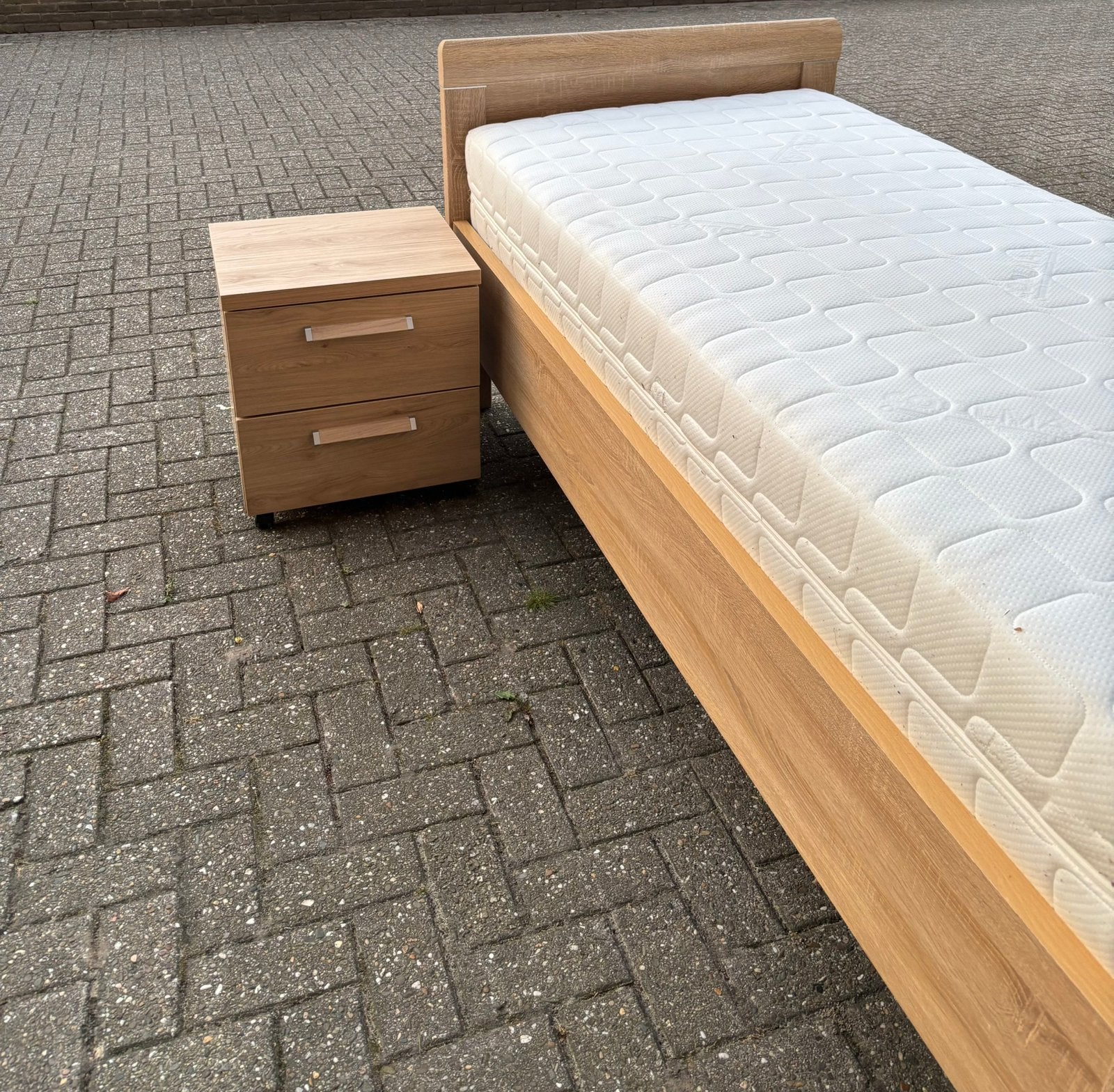 Senioren bed licht eiken elektrisch verstelbaar., Ophalen, Strak, 210 cm, Zo goed als nieuw
