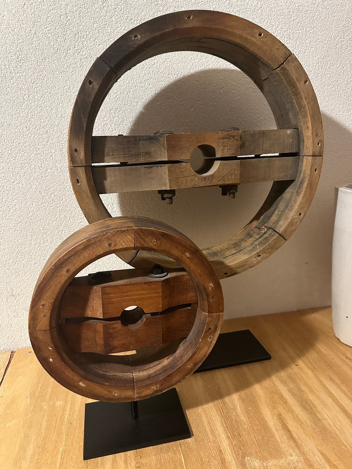 Set van 2 vintage houten industriële wielen op staander, Ophalen