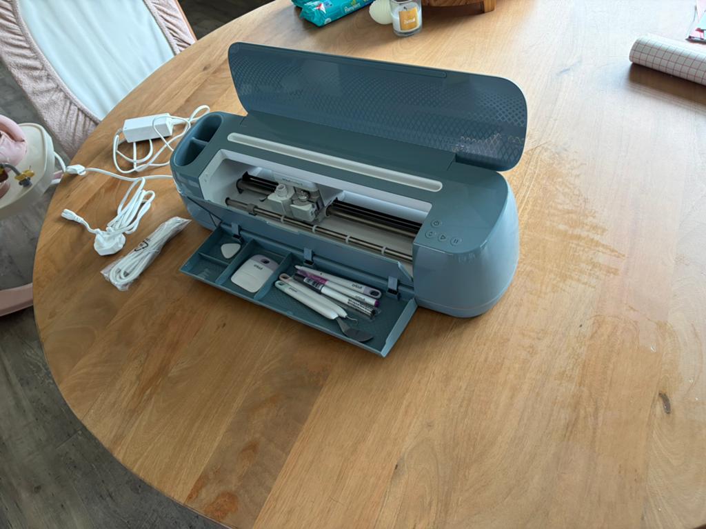 Cricut Maker 4 met tegels en toebehoren, Ophalen of Verzenden, Zo goed als nieuw, Machine, Blauw
