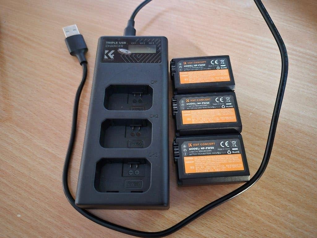 3-slots batterijenlader, 3 NP-FW50 batterijen (Sony RX10 IV), Batterij, Ophalen of Verzenden, Zo goed als nieuw, Inclusief USB-kabel