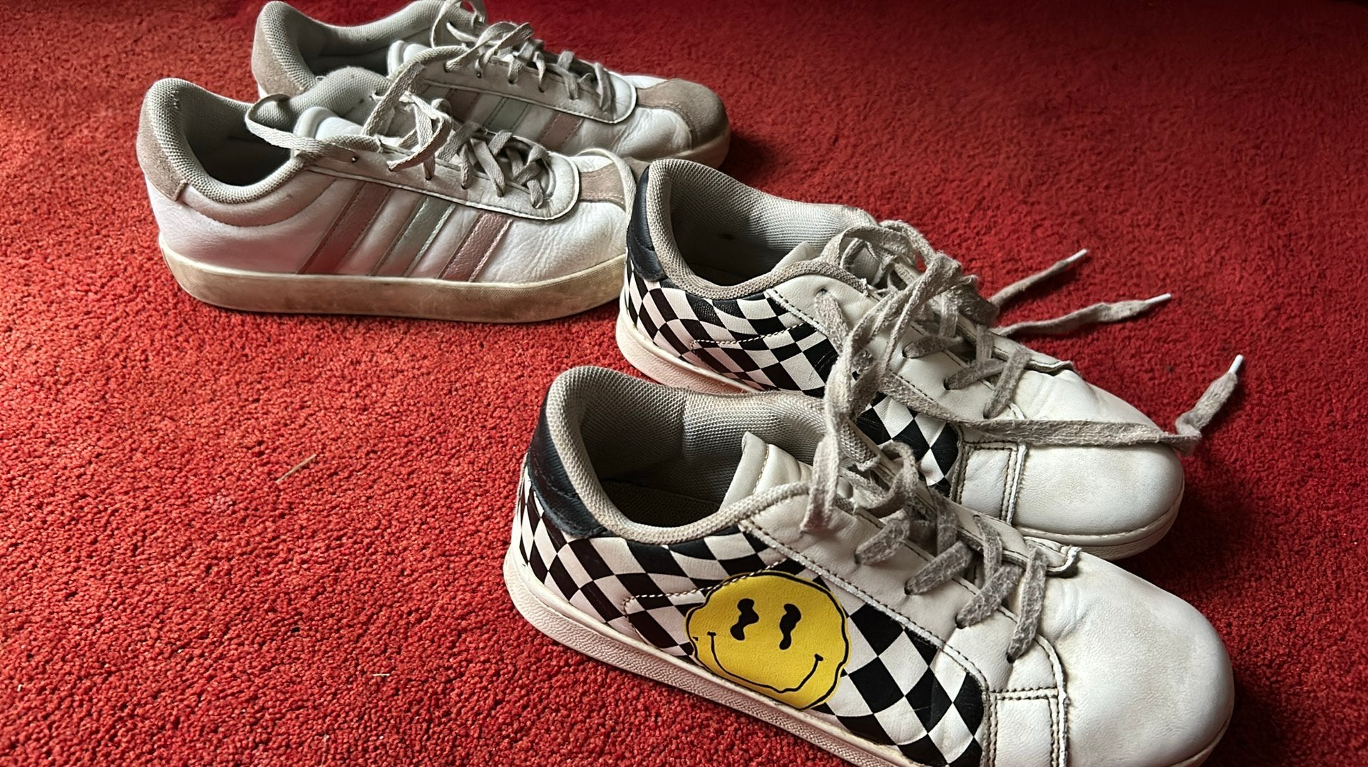 Twee paar Gympen - maat 35 (smileys) en maat 36 (adidas), Ophalen of Verzenden, Gebruikt, Jongen of Meisje, Sportschoenen