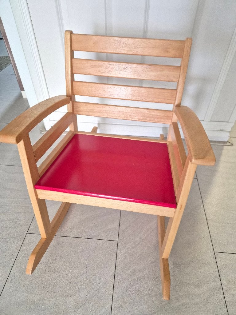 Houten schommelstoel met rood zitvlak, Ophalen of Verzenden, Zo goed als nieuw