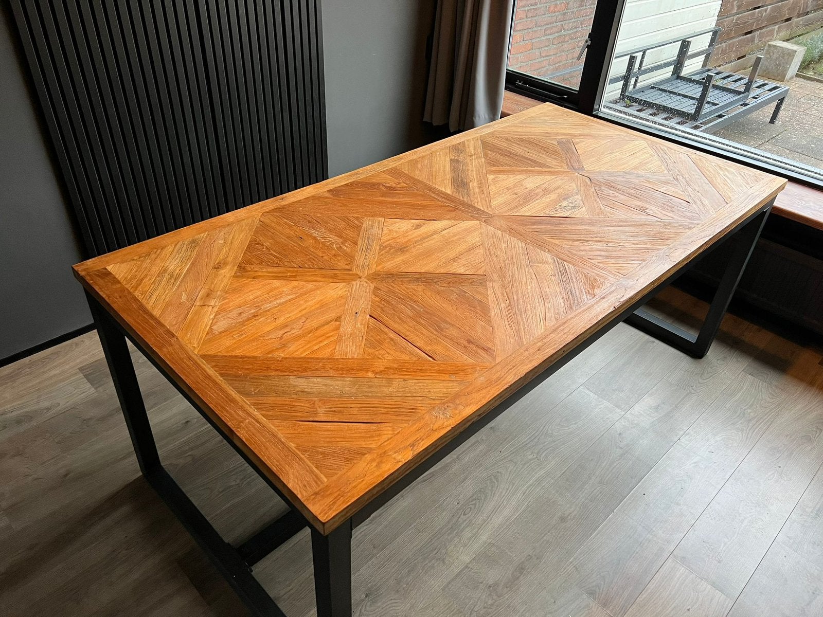 Eettafel met uniek houten blad en metalen onderstel, Ophalen, 100 tot 150 cm, 200 cm of meer, Zo goed als nieuw