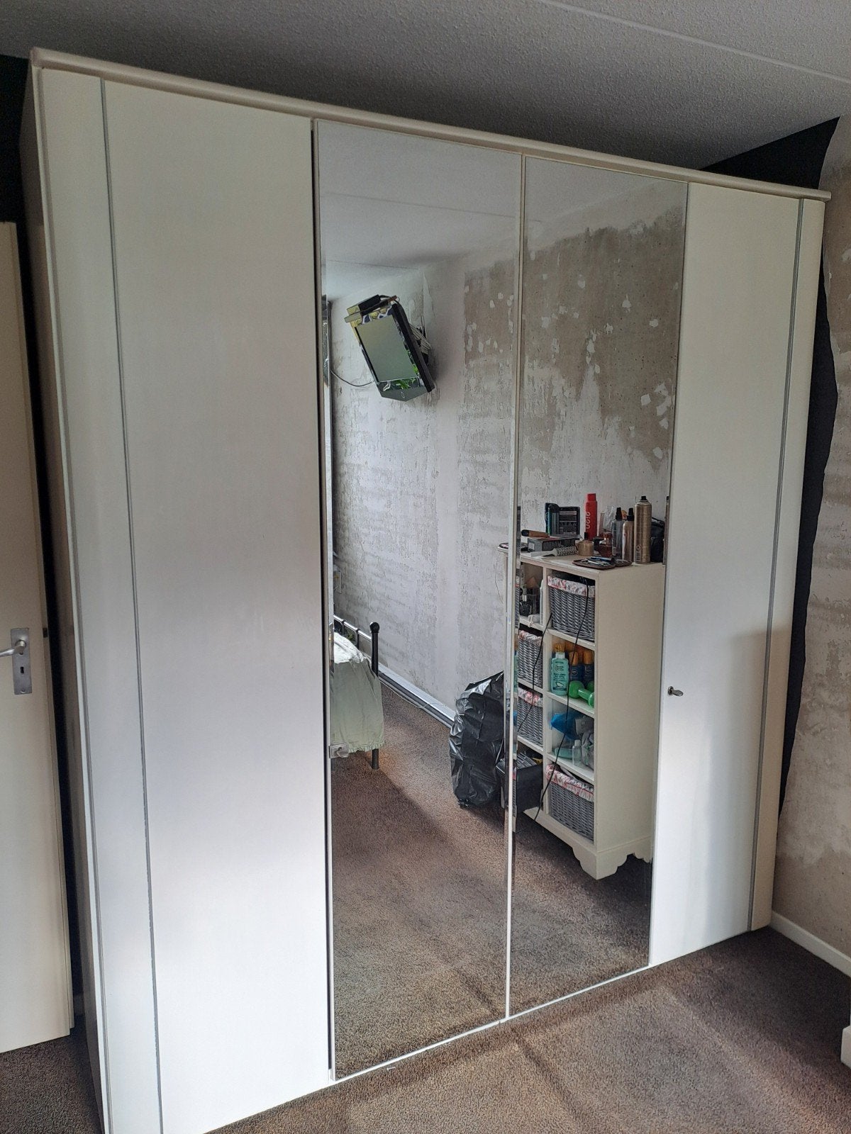 GRATIS. Kledingkast met spiegeldeuren en veel opbergruimte, Huis en Inrichting, Ophalen, Met deur(en), Gebruikt, 200 cm of meer