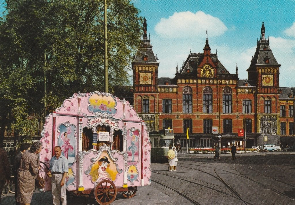 AMSTERDAM Centraal Station met Draaiorgel en Tram, Verzenden, 1960 tot 1980, Gelopen, Noord-Holland