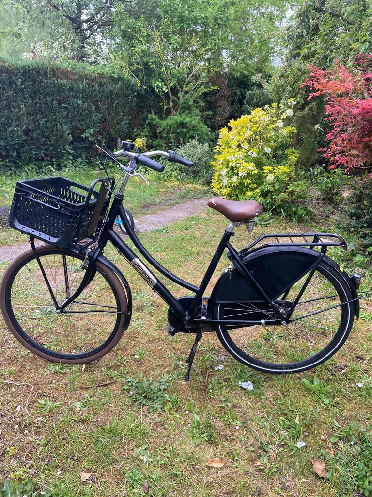 Stijlvolle zwarte stadsfiets met rek & mand – rijklaar, Ophalen, Terugtraprem, Versnellingen, Zo goed als nieuw