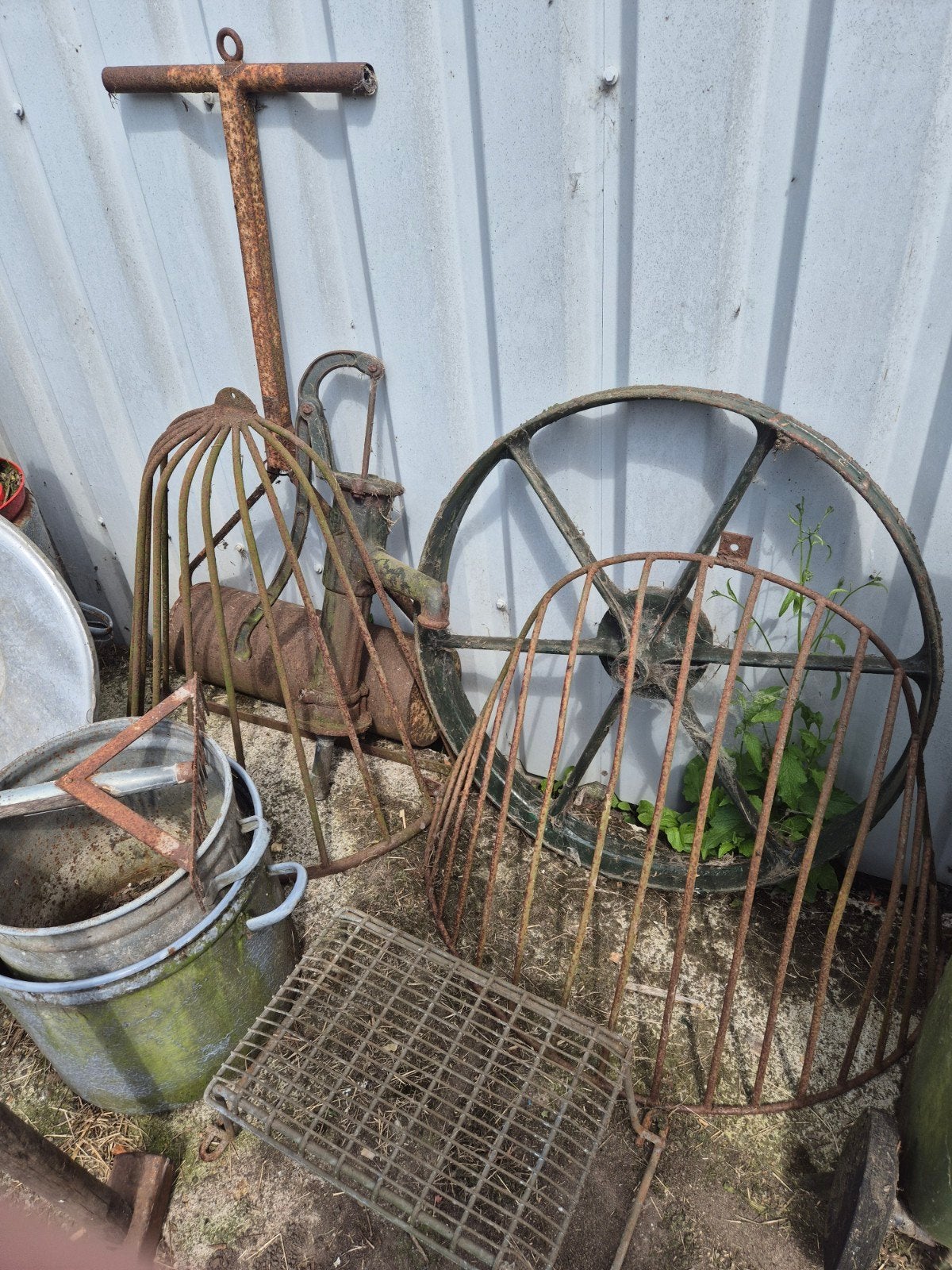 Diverse oude ijzeren decoratie en landbouwbenodigdheden, Ophalen