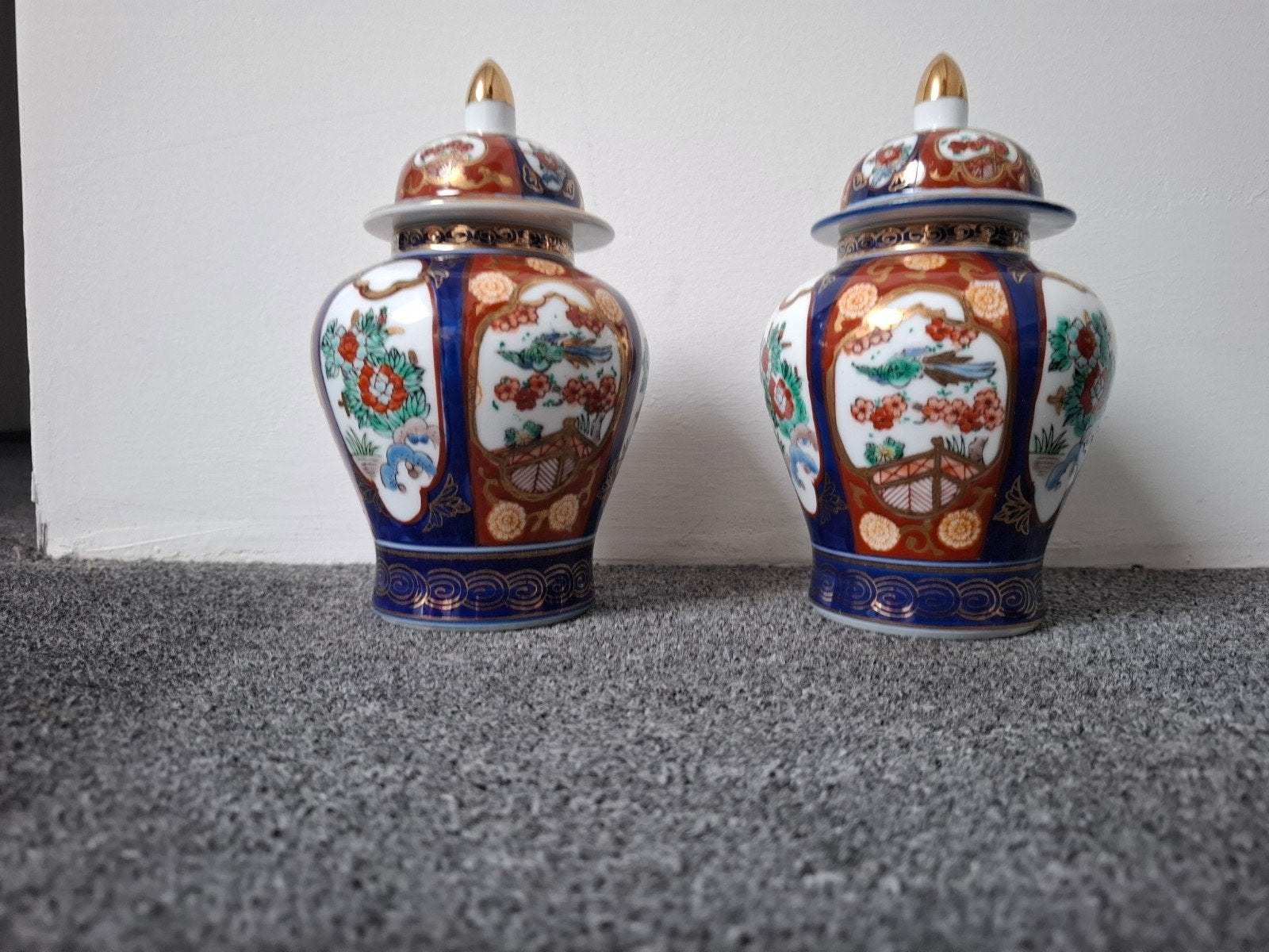 Set van 3 Gold Imari decoratieve borden en 2 vazen, Antiek en Kunst, Ophalen of Verzenden