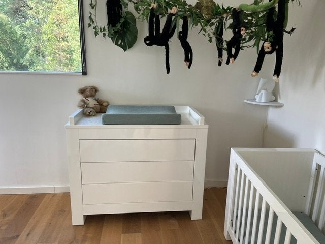 Kidsmill Alaska Babykamer set: Commode en Ledikant + matras, Ophalen, 50 tot 70 cm, Opstaande rand, 100 cm of meer