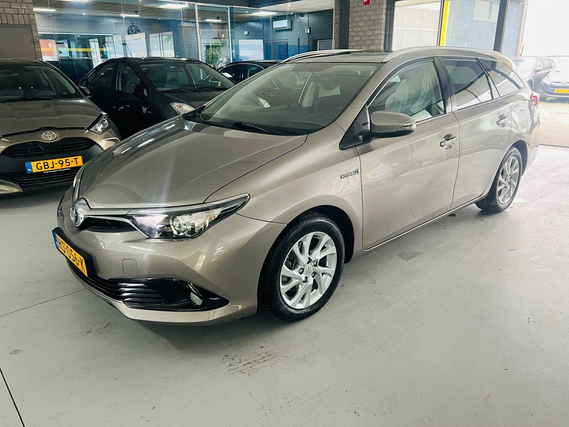 Toyota Auris Touring Sports 1.8 Hybrid Lease PANO-NAP, Auto's, Gebruikt, Euro 6, Bruin, Origineel Nederlands