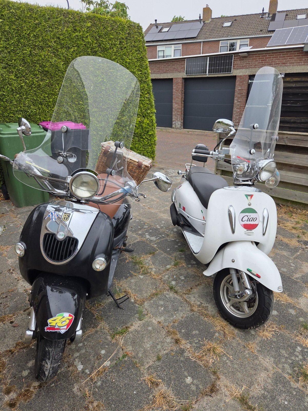 2x Scooter (zwart en wit) - beide defect, Fietsen en Brommers, Ophalen