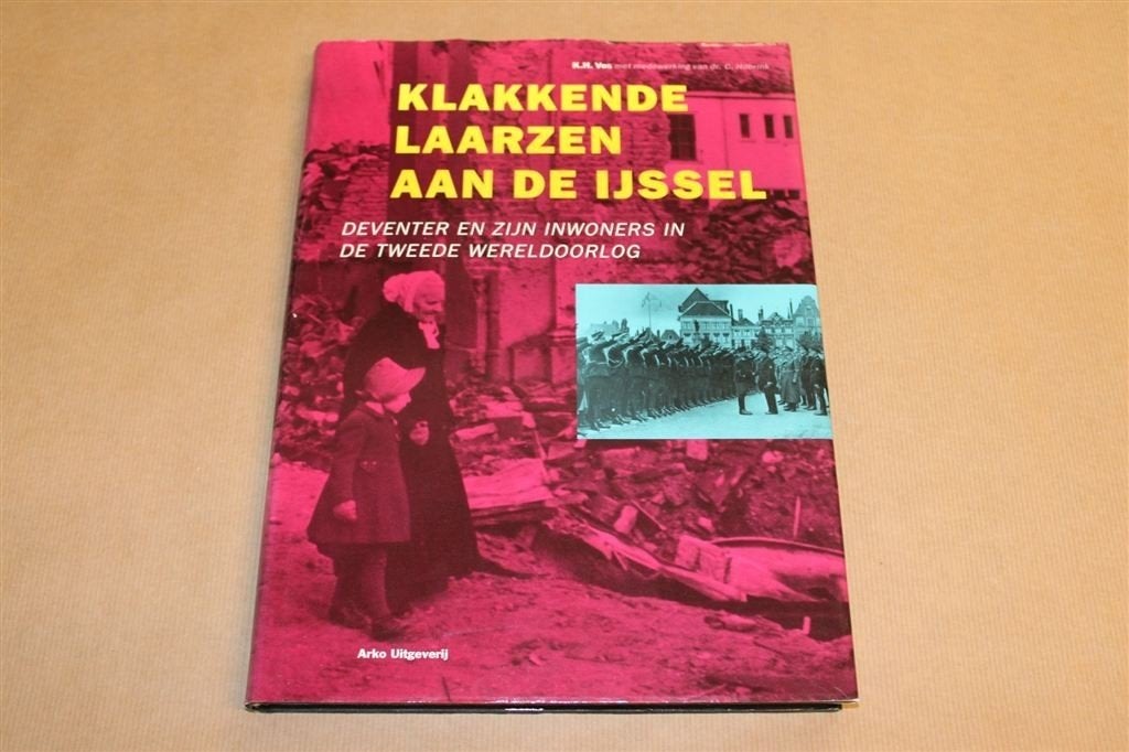 Klakkende Laarzen Aan De IJssel — Deventer WOII, Ophalen of Verzenden, Zo goed als nieuw
