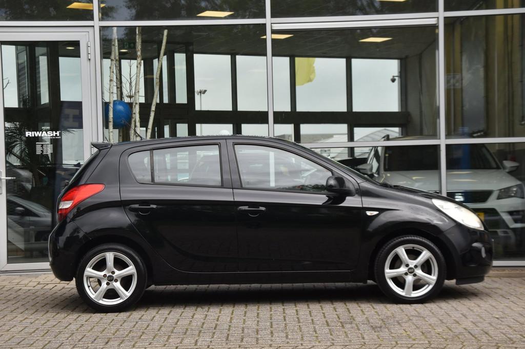 Hyundai I20 1.2i DynamicVersion Airco Elek. Ramen 5Drs. NAP, Gebruikt, 4 cilinders, Zwart, Origineel Nederlands