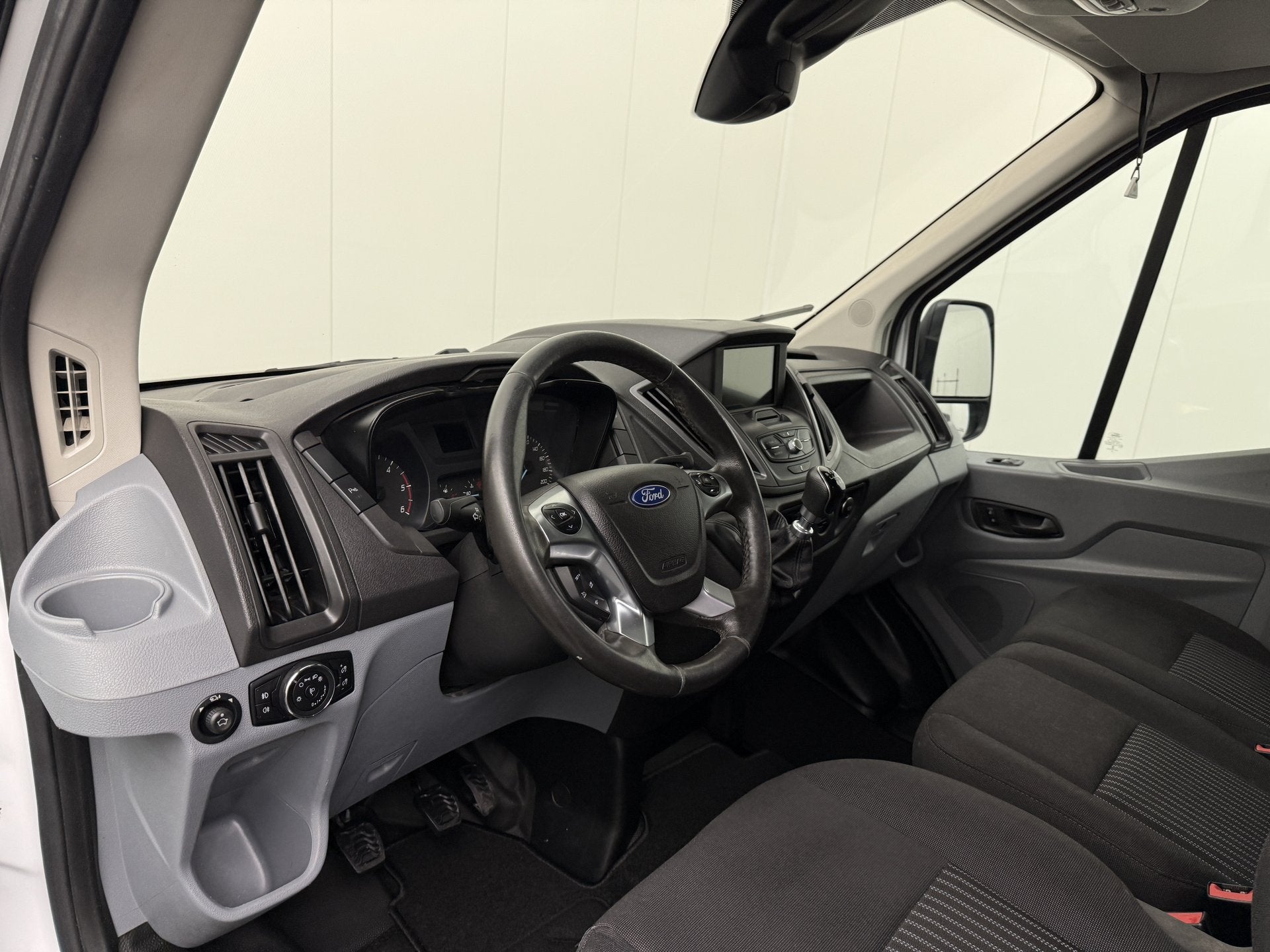 Ford Transit 2.0TDCi 130PK L3H2 | Imperiaal |Trekhaak | Kast, Voorwielaandrijving, Dealer onderhouden, Stof, Gebruikt