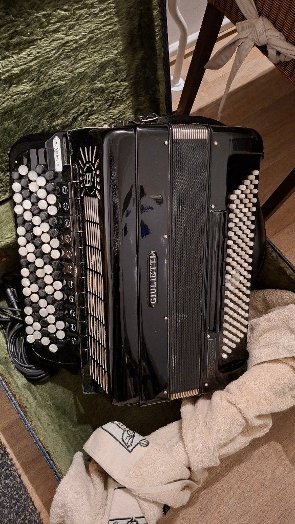 Knop accordeon Giulietti 120 bas met extra klankkamer, Muziek en Instrumenten, Accordeons, Zo goed als nieuw, Met koffer, 120-bas